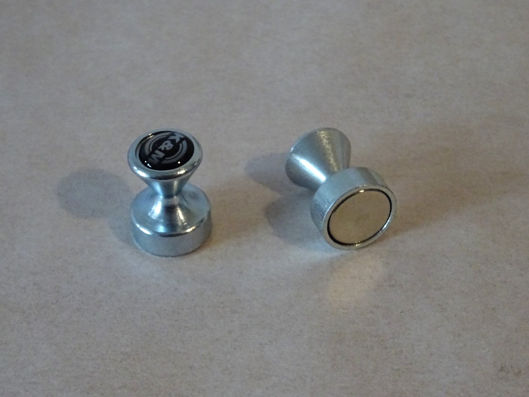 magnetické držáky not 11580 (2 ks)